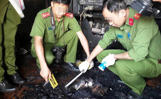 PhÃ¡ cá»­a cÄn nhÃ  chÃ¡y, phÃ¡t hiá»n thi thá» nam trong thÃ¹ng kim loáº¡i, xung quanh cÃ³ mÃ¹i xÄng