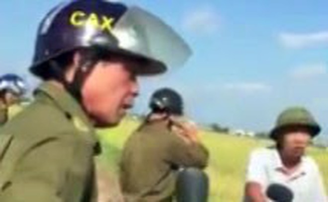 Công an viên chặn máy gặt không cho xuống đồng vì chưa cam kết Công an viên chặn máy gặt không cho xuống đồng vì chưa cam kết