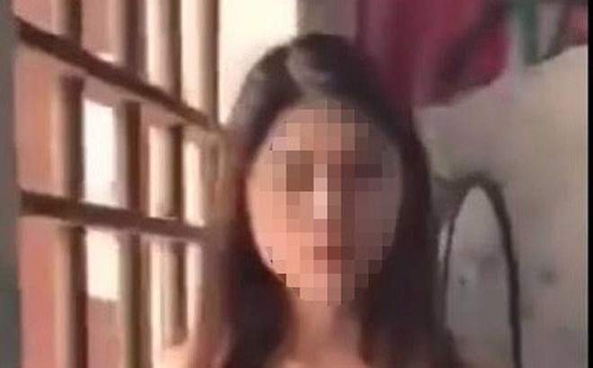 Xôn xao hình ảnh cô gái bị người yêu là công an còng tay tại phòng trọ Xôn xao hình ảnh cô gái bị người yêu là công an còng tay tại phòng trọ 1
