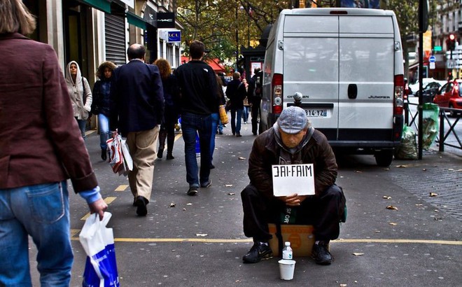 Một Paris rất khác: Không có ánh hào quang hoa lệ, người vô gia cư sống vạ vật, lay lắt trên những con phố bẩn thỉu ngập ngụa rác - Ảnh 17.