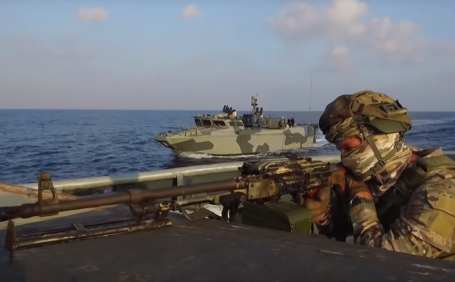 Thủy quân lục chiến Nga ồ ạt đổ bộ bờ biển Syria: Trận tổng duyệt đập tan mưu đồ đen tối?