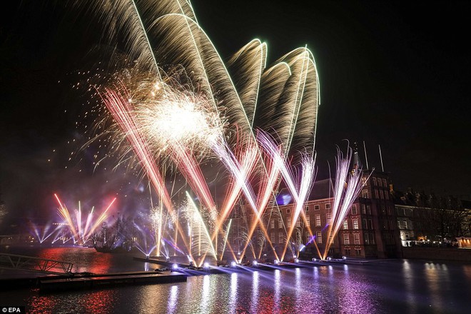 Đại tiệc pháo hoa rực rỡ kéo dài 12 phút bên sông Thames - Ảnh 6.
