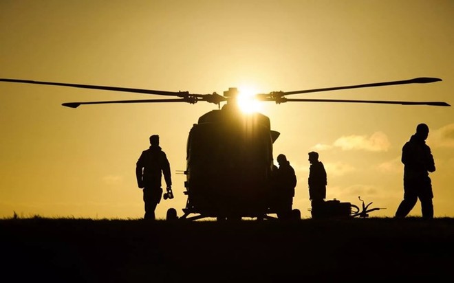 Chùm ảnh chuyến bay “giã từ binh nghiệp” của trực thăng Lynx ở Anh - Ảnh 1.