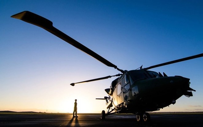 Chùm ảnh chuyến bay “giã từ binh nghiệp” của trực thăng Lynx ở Anh - Ảnh 2.