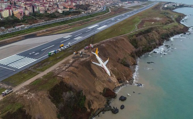 Máy bay Thổ Nhĩ Kỳ gặp nạn, nằm cheo leo trên vách đá