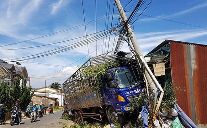 Xe tải lao vút, húc thẳng 2 nhà dân gây hoảng loạn