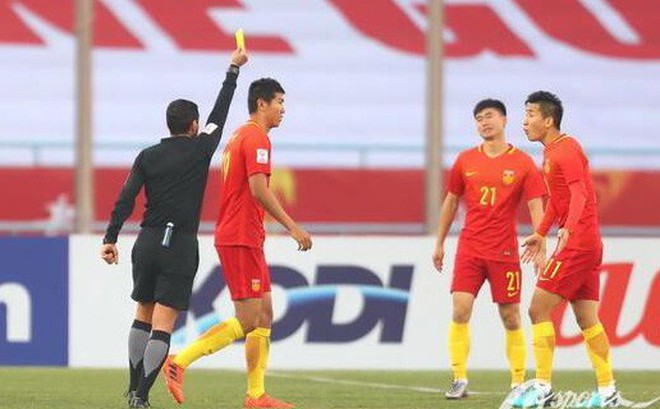Cay cú vì thất bại, cầu thủ U23 Trung Quốc chỉ thẳng mặt, đòi "ăn thua đủ" với trọng tài