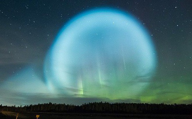 Một quả cầu bỗng rực sáng trên bầu trời đêm Siberia. UFO chăng? Người ngoài hành tinh xuất hiện? Con người đã có câu trả lời.