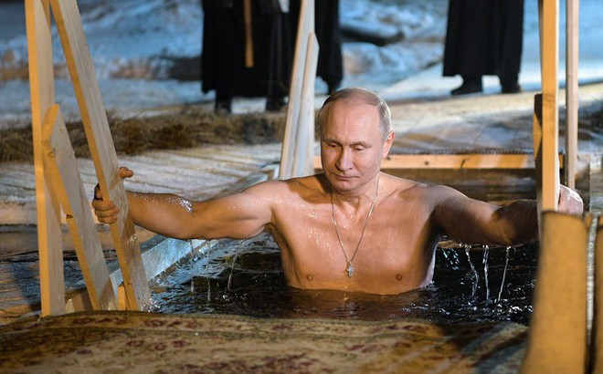 7 ngày qua ảnh: Tổng thống Putin cởi trần tắm nước lạnh giữa mùa đông