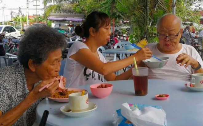 Người phụ nữ thành đạt bỏ chốn phồn hoa về quê phụng dưỡng cha mẹ già: ‘Tôi còn thời gian, nhưng họ thì không’ Người phụ nữ thành đạt bỏ chốn phồn hoa về quê phụng dưỡng cha mẹ già: ‘Tôi còn thời gian, nhưng họ thì không’