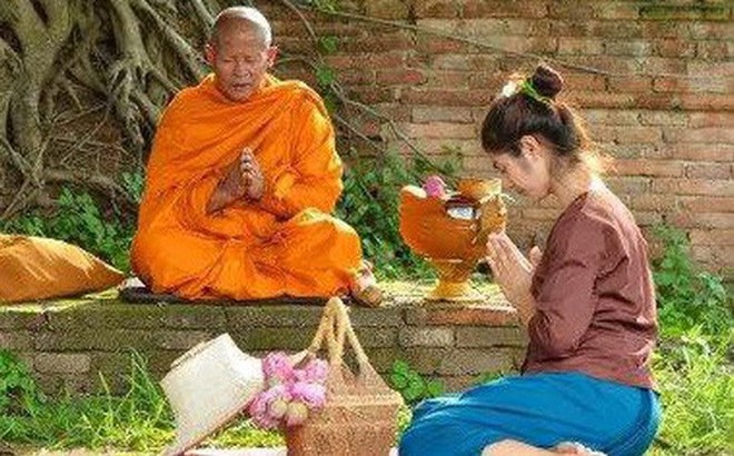 Được hỏi "Liệu có ăn thịt trong phòng không?", nhà sư đưa ra câu trả lời khiến ai cũng phải tâm phục khẩu phục! Bài học cuộc sống là đây chứ đâu