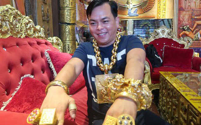 Đại gia Sài Gòn đeo 13 kg vàng từng bị cướp kéo lê giữa đường