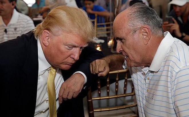 Luật sư của ông Trump: "Muốn chất vấn Tổng thống phải bước qua xác tôi" Luật sư của ông Trump: "Muốn chất vấn Tổng thống phải bước qua xác tôi"