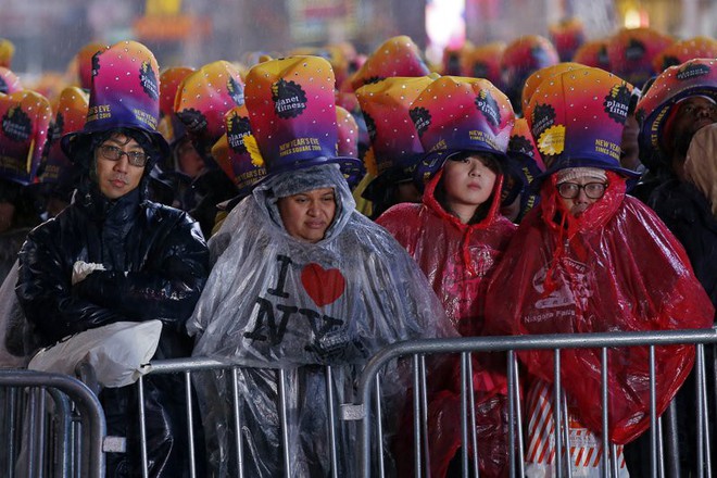 Người Mỹ hân hoan bước sang năm mới 2019, bất chấp cơn mưa nặng hạt ở Quảng trường Thời đại - Ảnh 5.