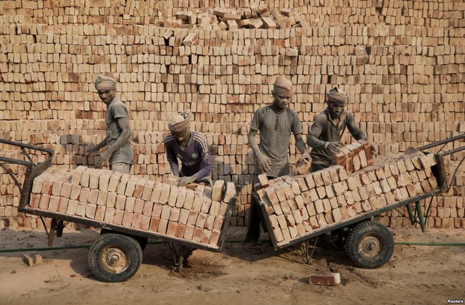 24h qua ảnh: Công nhân làm việc trong một nhà máy gạch ở Bangladesh - Ảnh 3.