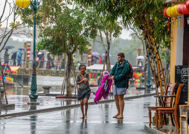 Thấy người đàn ông Việt co ro giữa mưa lạnh, chàng trai ngoại quốc đuổi theo và có hành động nghìn like - Ảnh 4.