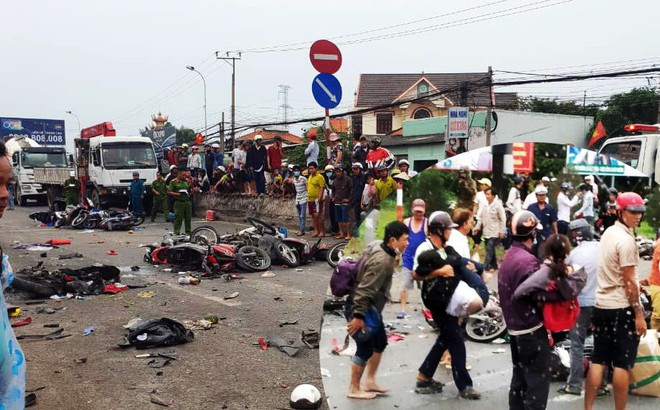 Saksi mata mengatakan truk kontainer jatuh ke sekelompok orang menunggu lampu merah dan terus menyeret 200 m. Kecelakaan itu menyebabkan setidaknya 3 orang tewas di tempat
(S SOHA)