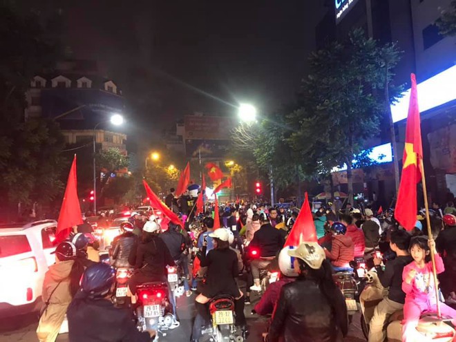 Đội tuyển Việt Nam chiến thắng nghẹt thở, người dân đổ ra đường phố Hà Nội ăn mừng - Ảnh 5.