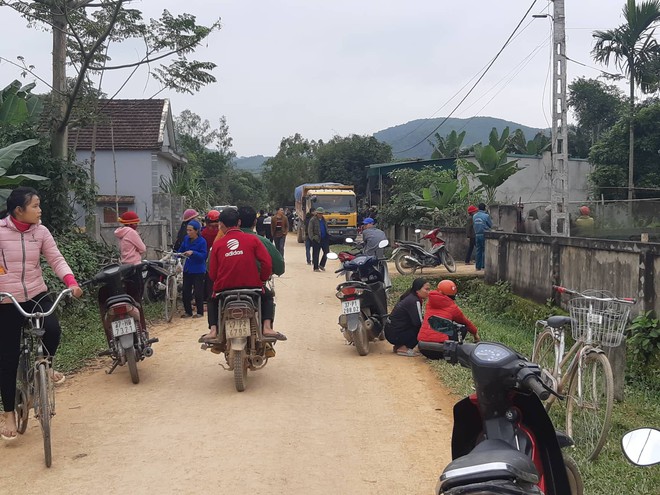 Người thân khóc ngất bên thi thể bé 3 tuổi bị xe ben cán tử vong trên đường làng - Ảnh 1.