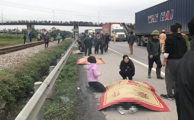 Tai nạn thảm khốc ở Hải Dương: Đoàn người đi đưa tang bị xe tải đâm, 8 người tử vong Tai nạn thảm khốc ở Hải Dương: Đoàn người đi đưa tang bị xe tải đâm, 8 người tử vong