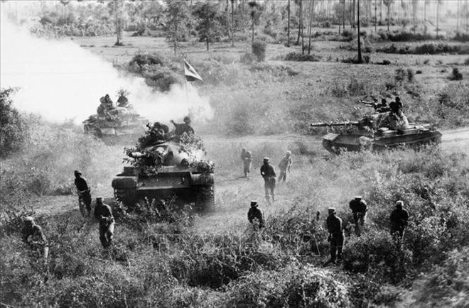 Bộ đội Việt Nam chiếm xe tăng Trung Quốc sản xuất để đánh Khơ me Đỏ: Type 62 đối đầu T-54 chịu sao được nhiệt! - Ảnh 4.