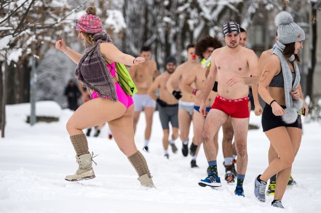 24h qua ảnh: Mặc đồ bơi thi chạy giữa tuyết trắng tại Serbia - Ảnh 3.