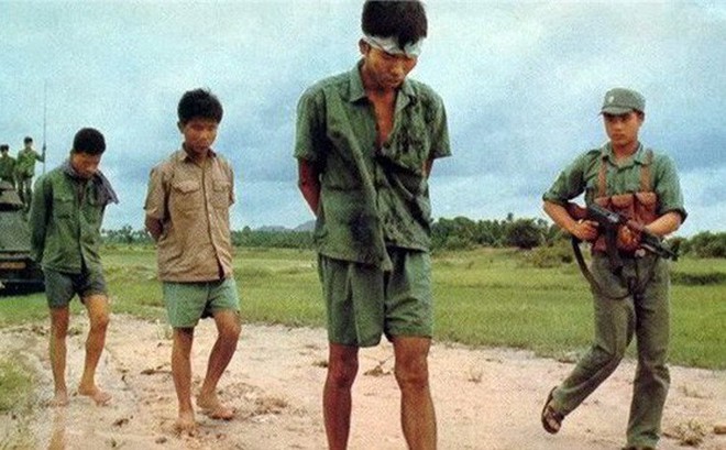 Chỉ nhanh thêm một chút, lực lượng truy kích của Quân đoàn 3 đã tóm sống được một thủ lĩnh "Khmer Đỏ"