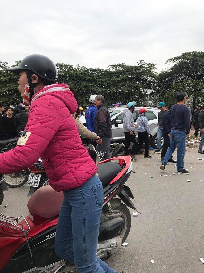 Bát đĩa vỡ tan tành, người nằm gầm xe trong vụ ô tô điên tông liên hoàn tại Hà Nội  - Ảnh 1.