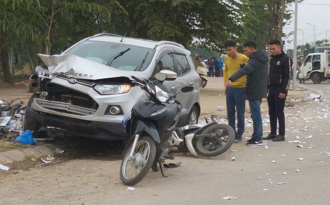 Vụ "xe điên" tông vợ chồng tử vong: Người dân vẫy xe tải đưa nạn nhân đi cấp cứu Vụ "xe điên" tông vợ chồng tử vong: Người dân vẫy xe tải đưa nạn nhân đi cấp cứu