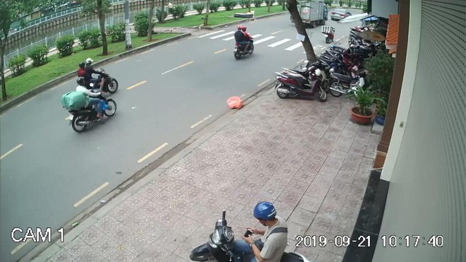 Cô gái bị 4 tên cướp giật túi ngã 2 lần, kéo lê trên đường Sài Gòn - Ảnh 2.