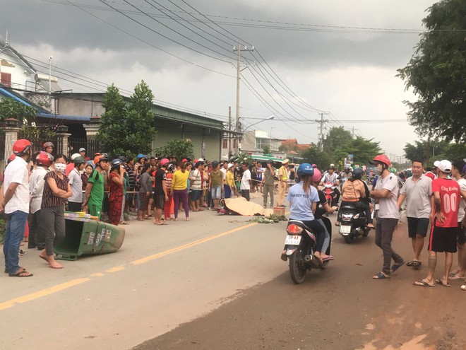 Hàng trăm người dân đổ ra đường xem tai nạn liên hoàn, 3 người thương vong - Ảnh 2.