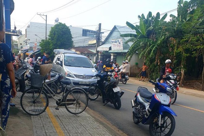 Hình sự nổ súng bắn nhiều phát vào xe 7 chỗ, bắt giữ nhóm người mang dao đi gải quyết mâu thuẫn - Ảnh 2.