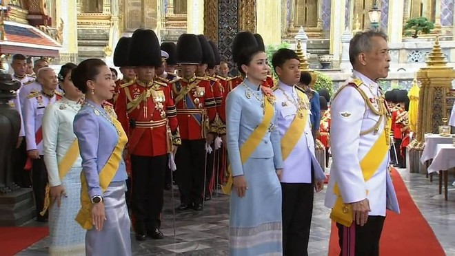 Loạt ảnh lặng lẽ cau mày trong góc khuất chứng minh cựu Hoàng phi Thái Lan vốn đã bị thất sủng từ lâu? - Ảnh 7.