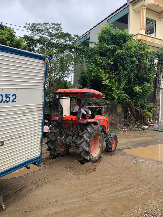 Vụ tai nạn dở khóc dở cười của xe tải ngay trước rạp cưới khiến gia đình bối rối tìm cách giải quyết - Ảnh 4.