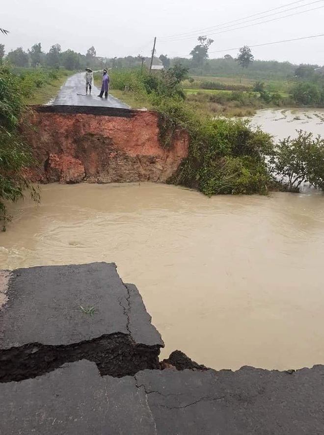 Sạt lở hơn 100m đường, 300 nhà dân chìm trong biển nước, nguy cơ vỡ đập thủy lợi ở Đắk Lắk - Ảnh 4. Sạt lở hơn 100m đường, 300 nhà dân chìm trong biển nước, nguy cơ vỡ đập thủy lợi ở Đắk Lắk - Ảnh 4.