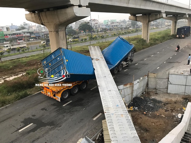 Hiện trường xe container va và kéo sập dầm bê tông cầu bộ hành  - Ảnh 5.