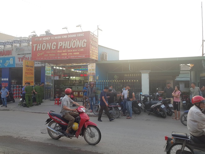 Truy bắt hai thanh niên bịt mặt nổ súng nghi cướp tiệm vàng ở vùng ven Sài Gòn - Ảnh 1.