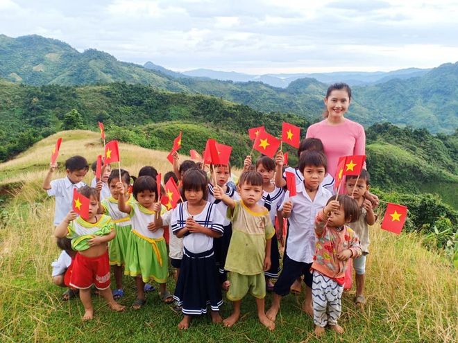 Cô giáo xuất hiện trong bức ảnh đẹp nhất mùa khai giảng 2019: Lần đầu thấy trường đã bật khóc - Ảnh 8.