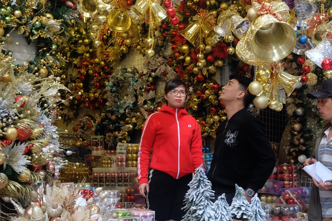 Thị trường Giáng sinh vào cao điểm, tiểu thương Hàng Mã vừa ăn vừa bán hàng - Ảnh 8.
