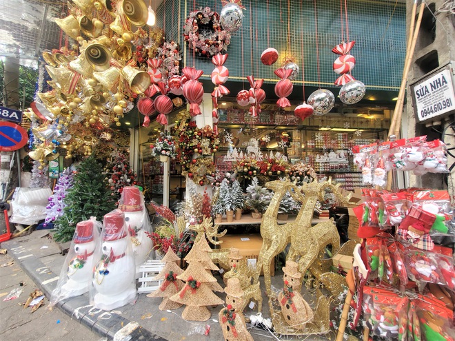 Thị trường Giáng sinh vào cao điểm, tiểu thương Hàng Mã vừa ăn vừa bán hàng - Ảnh 10.