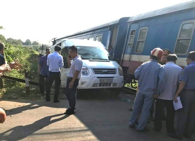 Cố băng qua đường sắt, ô tô 16 chỗ bị tàu hỏa tông, ít nhất 5 người bị thương - Ảnh 1.