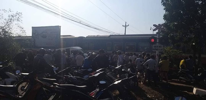 Cố băng qua đường sắt, ô tô 16 chỗ bị tàu hỏa tông, ít nhất 5 người bị thương - Ảnh 4.