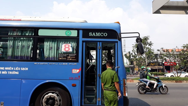 Triệu tập một số người vì dùng hung khí đập phá xe buýt ở Sài Gòn - Ảnh 1.