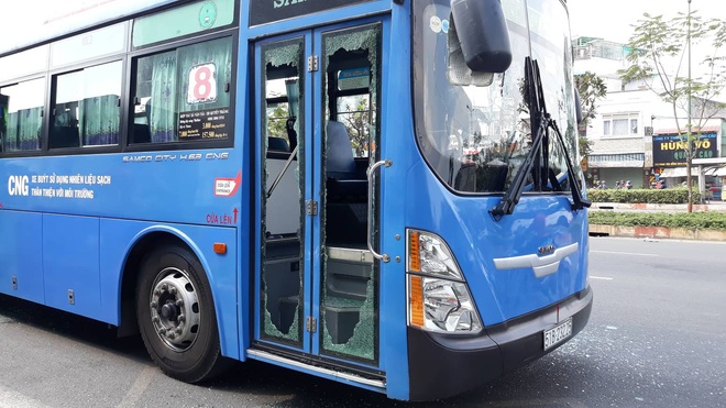 Triệu tập một số người vì dùng hung khí đập phá xe buýt ở Sài Gòn - Ảnh 2.