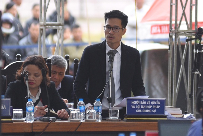 Người dân vỗ tay lớn khi luật sư đề nghị tăng khung hình phạt với Bùi Thị Kim Thu - Ảnh 1.