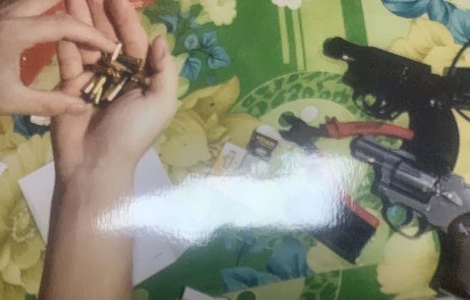 Khởi tố nhóm đối tượng dùng súng cướp tiệm vàng ở huyện Hóc Môn - Ảnh 2.