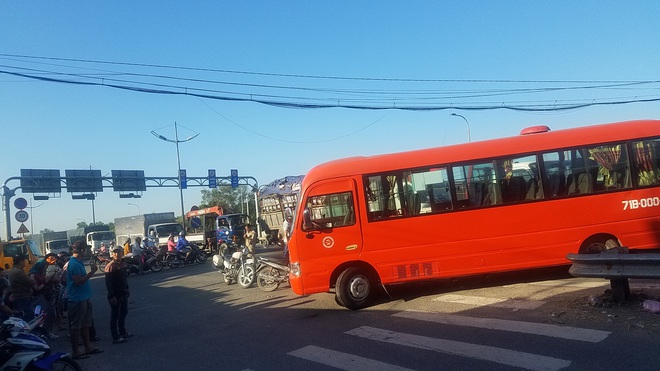 Xe tải cẩu tông xe khách, đẩy đi hàng chục mét, 5 người bị thương nặng ở Sài Gòn  - Ảnh 2.