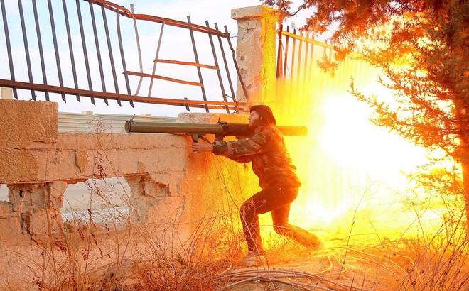 24h qua ảnh: Chiến binh quân nổi dậy Syria nã súng vác vai vào quân chính phủ 24h qua ảnh: Chiến binh quân nổi dậy Syria nã súng vác vai vào quân chính phủ