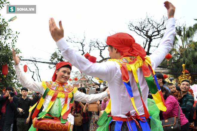 Thanh niên Triều Khúc tô son điểm phấn, mặc váy áo đánh Bồng con đĩ ở lễ hội của làng - Ảnh 9.