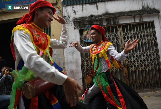 Thanh niên Triều Khúc tô son điểm phấn, mặc váy áo đánh Bồng con đĩ ở lễ hội của làng - Ảnh 11.